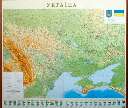 Рельєфна карта України (в дерев'яній рамі)